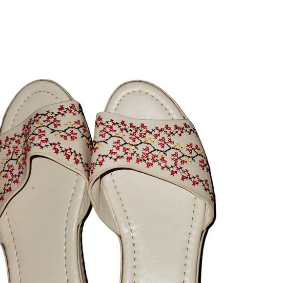 Banned Dancing Days Retro White Wooden Embroidered Heels - Picture 7 of 8